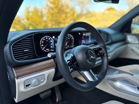 Used 2025 Mercedes-Benz GLS 450 4MATIC image 14