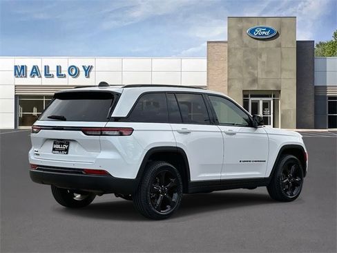 Used 2023 Jeep Grand Cherokee Altitude image 2