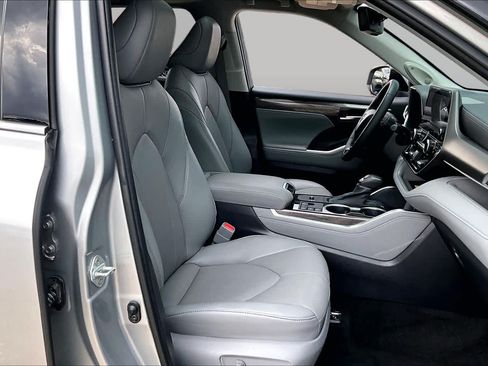 Used 2023 Toyota Highlander Limited FWD image 9