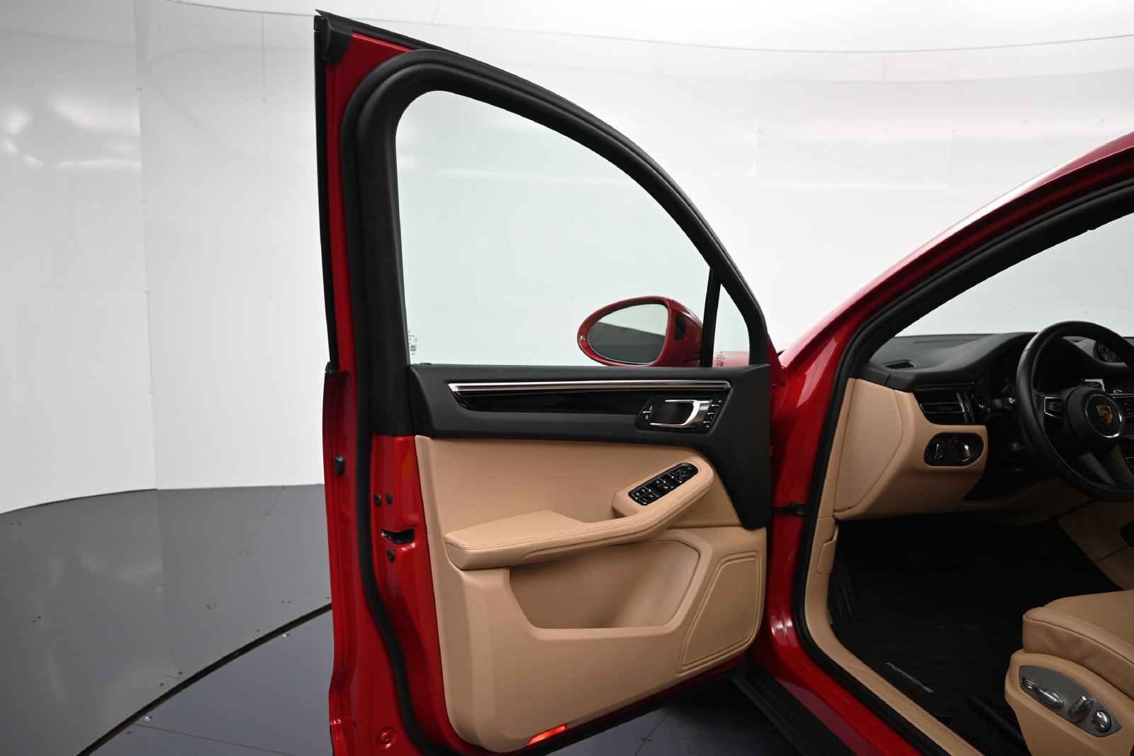 Certified 2025 Porsche Macan AWD/4WD image 16