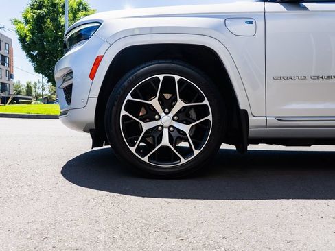 Used 2022 Jeep Grand Cherokee Summit AWD/4WD image 7