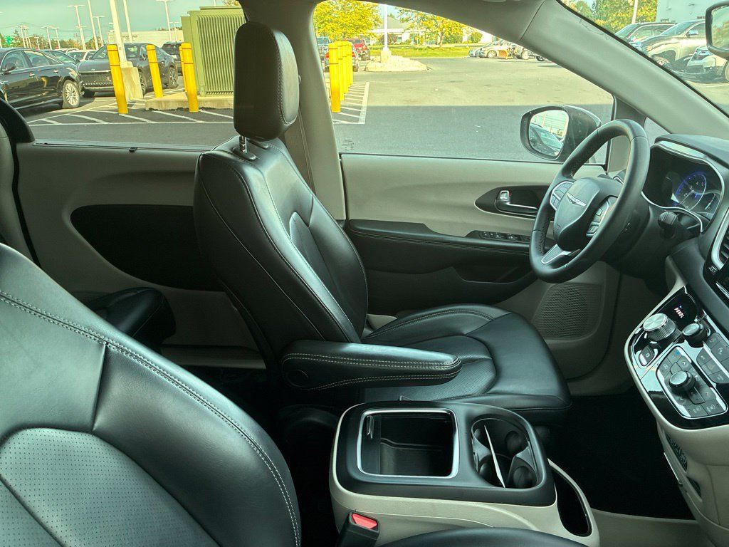 Used 2023 Chrysler Pacifica Touring-L FWD image 21