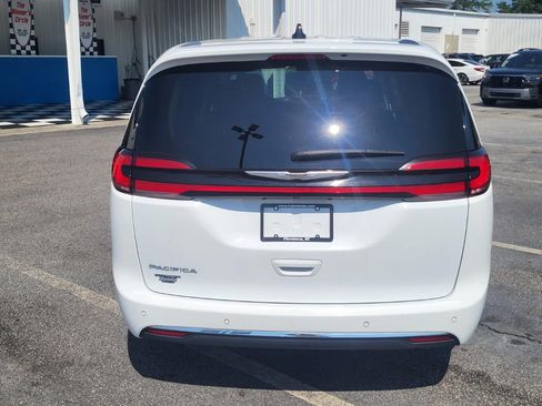 Used 2023 Chrysler Pacifica Touring-L FWD image 3