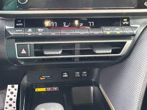 Used 2025 Toyota Camry SE image 12