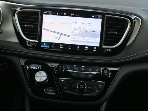 Used 2024 Chrysler Pacifica Limited w/ S Appearance Package FWD image 5