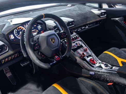 Used 2018 Lamborghini Huracan Performante AWD/4WD image 11