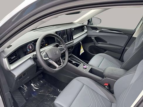 New 2025 Volkswagen Tiguan SE image 4