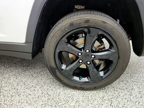 Used 2023 Jeep Grand Cherokee Altitude AWD/4WD image 9