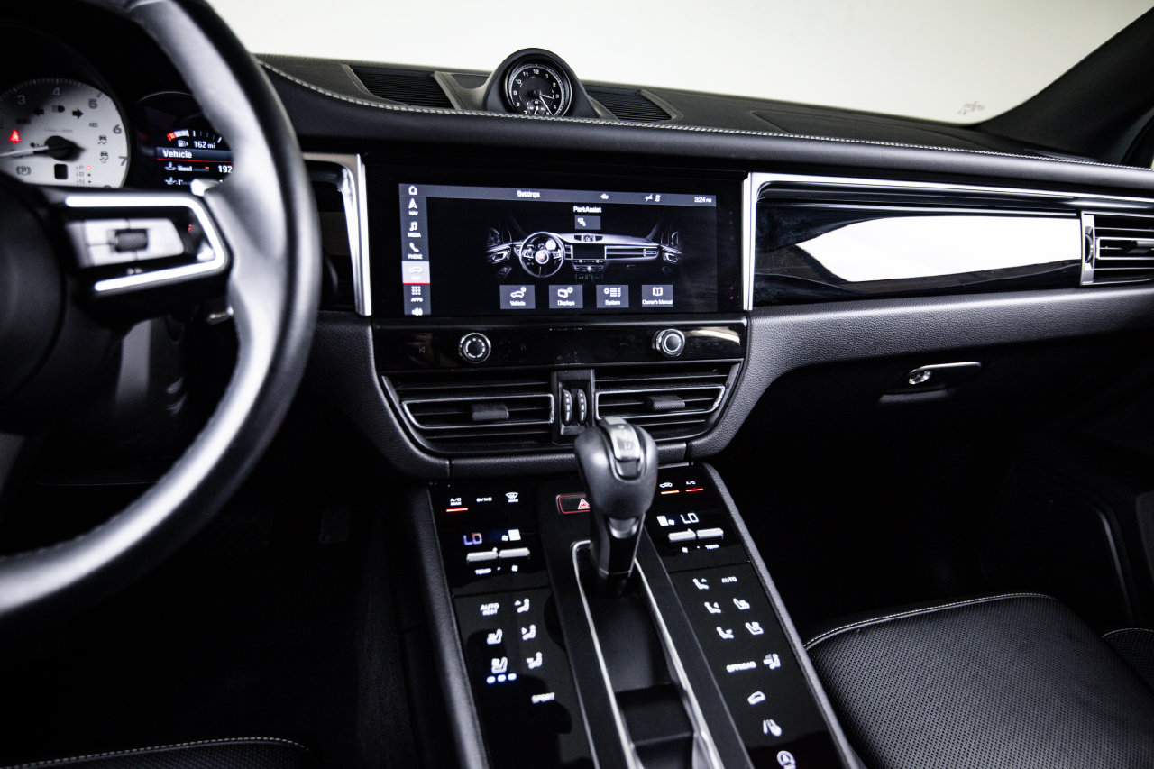 Certified 2024 Porsche Macan AWD/4WD image 19