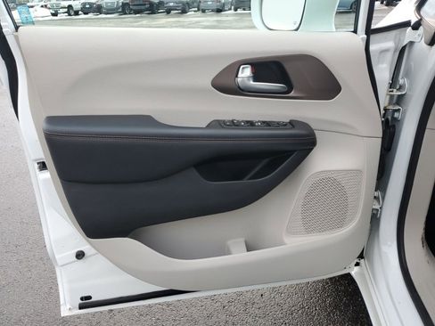 Used 2018 Chrysler Pacifica Touring Plus image 30