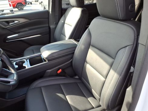 Used 2025 Chevrolet Traverse LT image 11