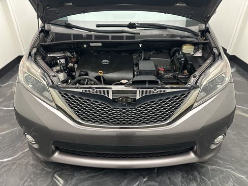 Used 2017 Toyota Sienna SE Premium image 32