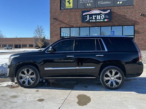 Used 2018 Cadillac Escalade Premium Luxury image 10