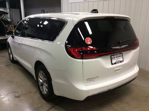 Used 2024 Chrysler Pacifica Touring-L image 3