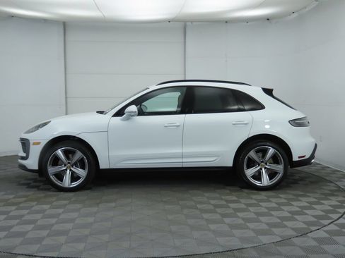 Certified 2025 Porsche Macan AWD/4WD image 2