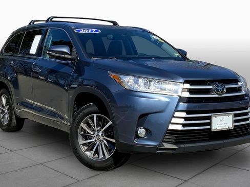 Used 2017 Toyota Highlander XLE AWD/4WD image 3
