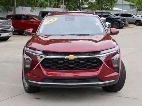 Certified 2025 Chevrolet Trax LT w/ LT Convenience Package FWD image 23