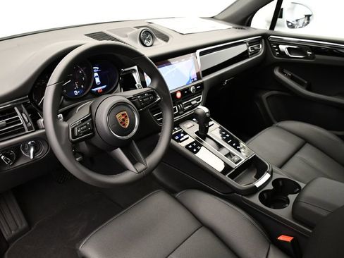 Certified 2026 Porsche Macan Turbo AWD/4WD image 4