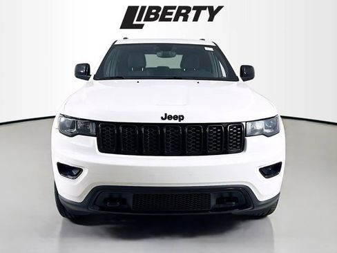 Used 2019 Jeep Grand Cherokee Laredo image 2