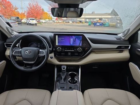 Used 2024 Toyota Highlander Limited image 13