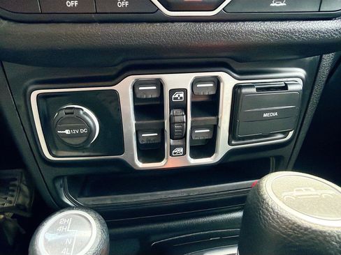 Used 2025 Jeep Gladiator Sport AWD/4WD image 27