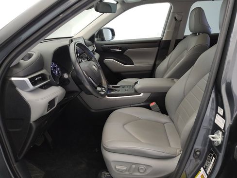 Used 2021 Toyota Highlander XLE image 17