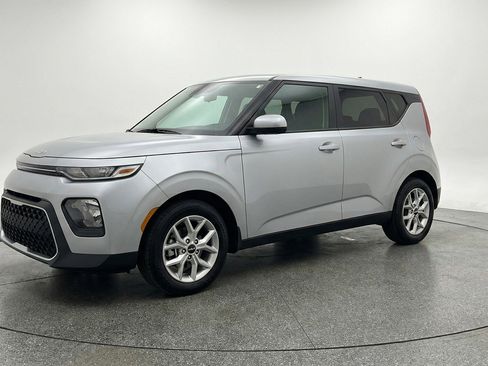 Used 2025 Kia Soul LX w/ LX Technology Package FWD image 3