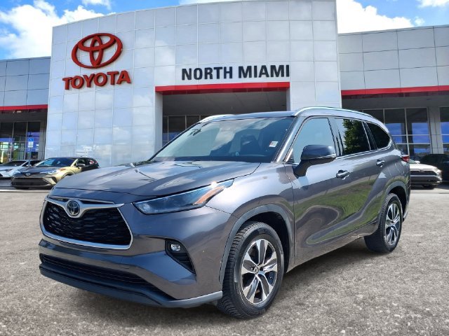 Used 2021 Toyota Highlander XLE FWD image 2