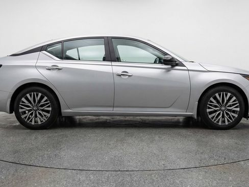 Used 2025 Nissan Altima 2.5 SV FWD image 8