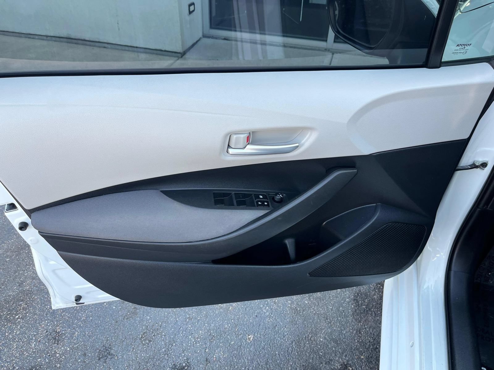 Used 2021 Toyota Corolla LE FWD image 40