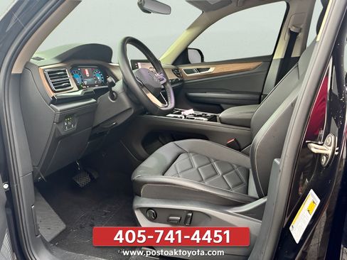 Used 2024 Volkswagen Atlas SE w/ Panoramic Sunroof Package FWD image 16