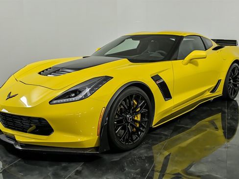 Used 2015 Chevrolet Corvette Z06 w/ 3LZ Preferred Equipment Group RWD image 5
