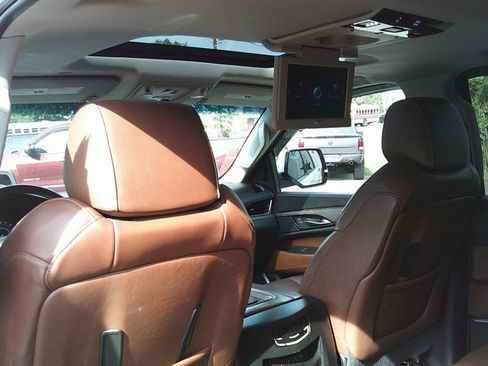 Used 2017 Cadillac Escalade ESV Luxury AWD/4WD image 18