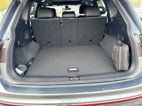 Used 2022 Volkswagen Tiguan SEL R-Line image 11