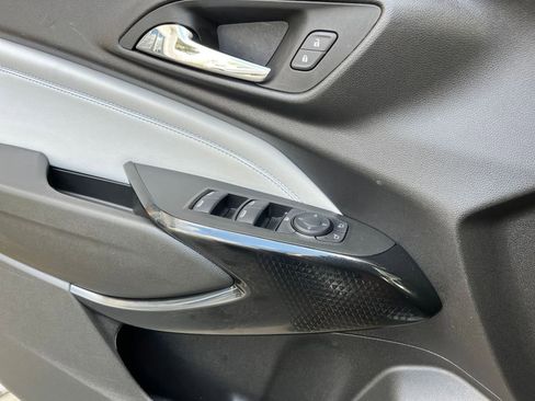 Used 2025 Chevrolet Trax LT w/ LT Convenience Package image 18