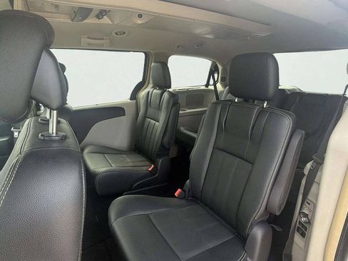 Used 2016 Chrysler Town & Country Touring w/ Driver Convenience Group FWD image 14