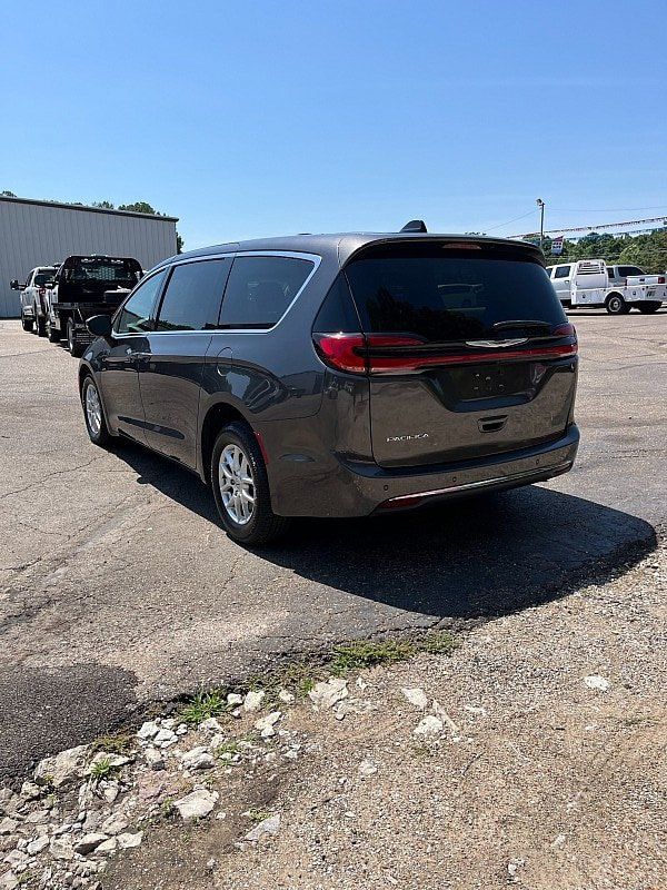 Used 2023 Chrysler Pacifica Touring-L FWD image 5