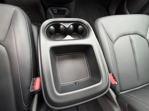 Used 2026 Chrysler Pacifica Select image 31