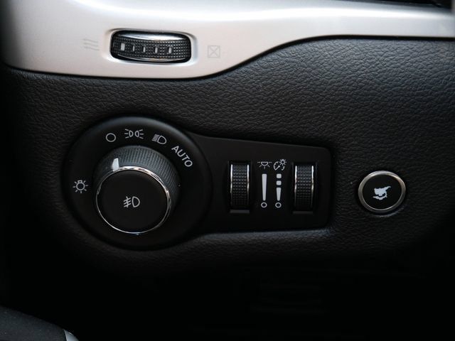Used 2018 Jeep Cherokee Overland w/ Heavy Duty Protection Group AWD/4WD image 20