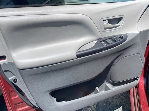 Used 2017 Toyota Sienna L FWD image 13