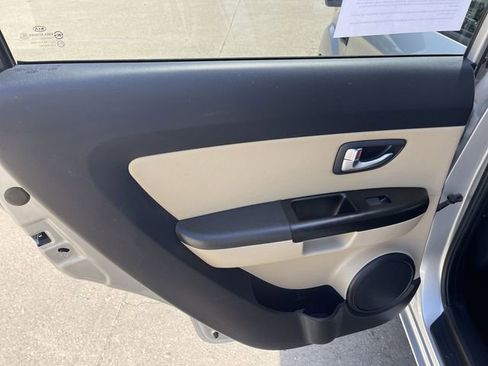 Used 2012 Kia Soul ! FWD image 12