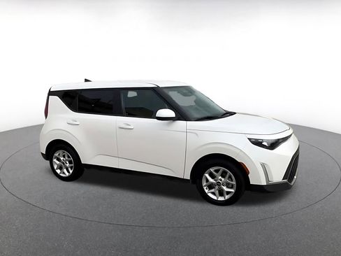 Used 2025 Kia Soul LX w/ LX Technology Package FWD image 2