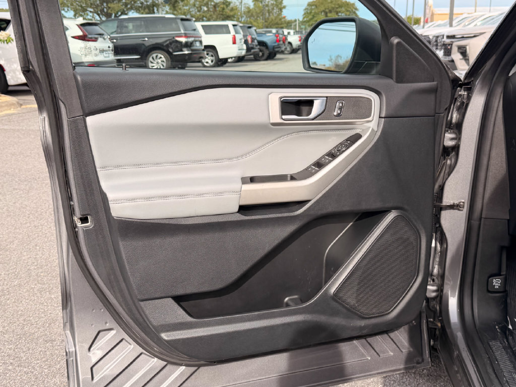 Used 2021 Ford Explorer XLT w/ Equipment Group 202A AWD/4WD image 9