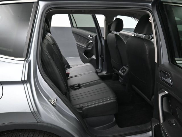 Used 2022 Volkswagen Tiguan SE w/ Panoramic Sunroof Package AWD/4WD image 34