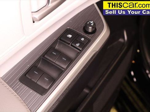 Used 2025 Toyota Sienna XLE image 32