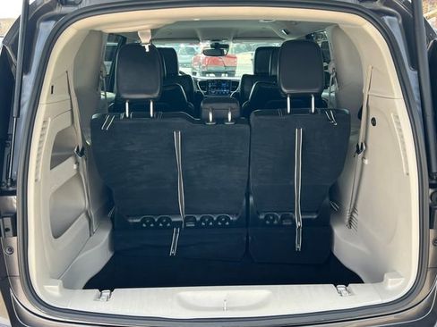 Used 2023 Chrysler Pacifica Touring-L FWD image 37