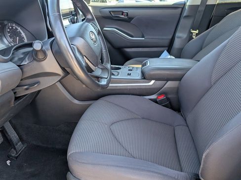 Used 2024 Toyota Highlander LE image 6