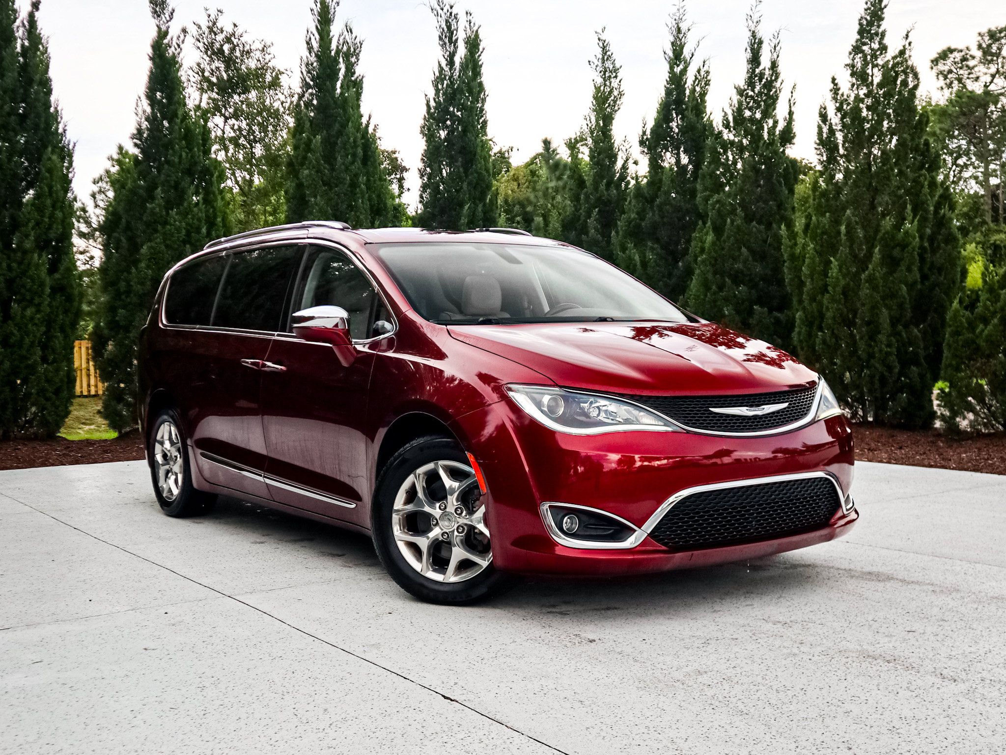 Used 2017 Chrysler Pacifica Limited FWD image 2