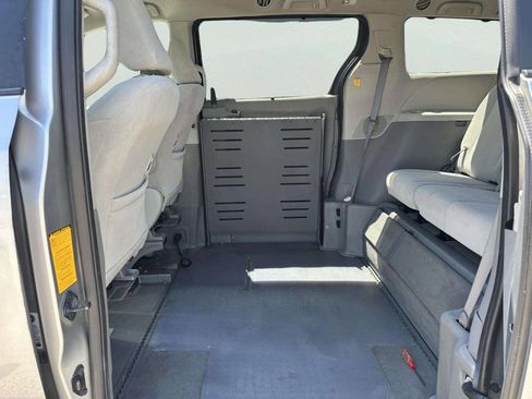Used 2011 Toyota Sienna LE FWD image 12