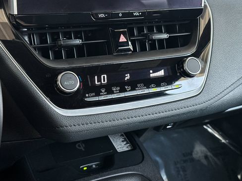 Used 2025 Toyota Corolla SE w/ SE Premium Package FWD image 18
